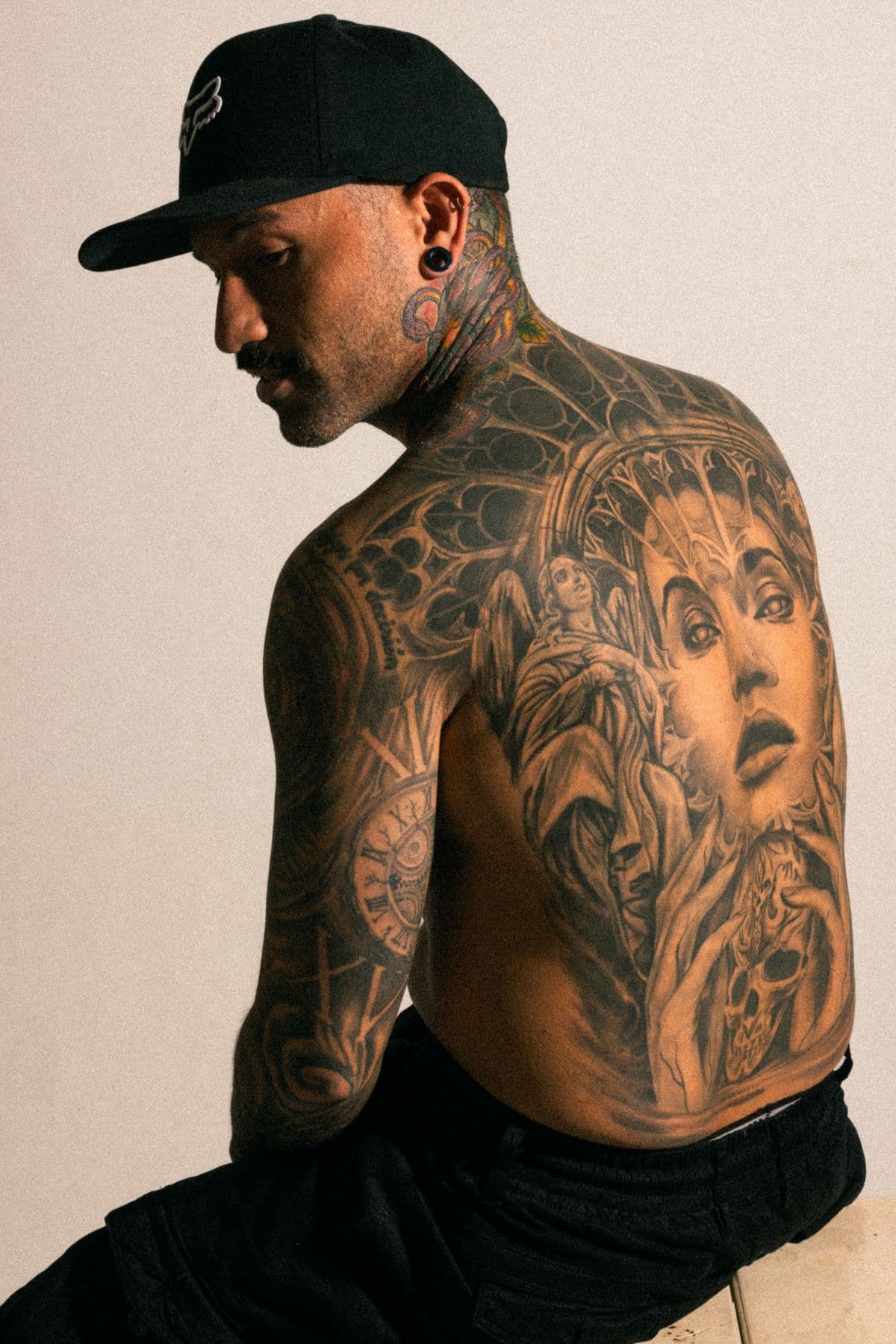 Koa Reyes, black & grey realism artist