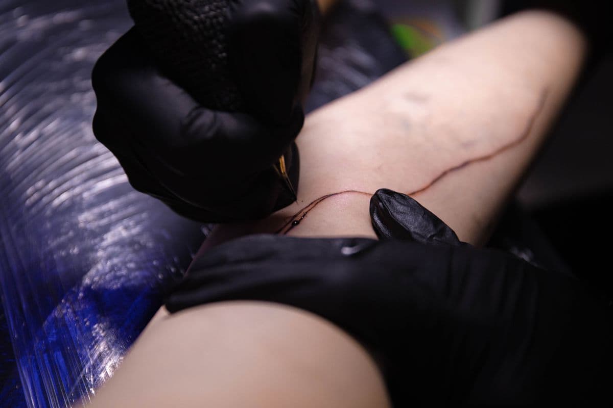 A single line being pulled along a forearm